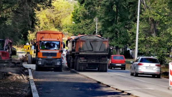 МАШИНЕ И У МИШИЋЕВОМ БУЛЕВАРУ: После Драјзерове улице, наставља се сређивање саобраћајница на општини Савски венац