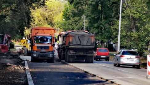 МАШИНЕ И У МИШИЋЕВОМ БУЛЕВАРУ: После Драјзерове улице, наставља се сређивање саобраћајница на општини Савски венац