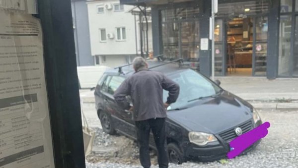 АУТОМОБИЛ УЛЕТЕО У РУПУ: Још један инцидент у Улици Цветанова ћуприја где се изводе радове већ седам месеци