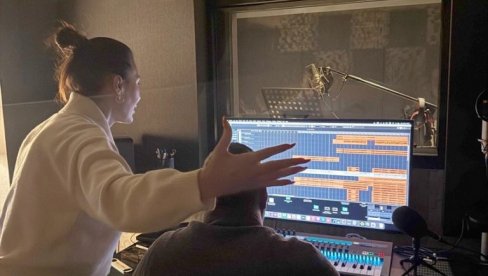UŠLA U MUZIČKI STUDIO: Ceca Ražnatović snima novi album (FOTO) UŠLA U MUZIČKI STUDIO: Ceca Ražnatović snima novi album (FOTO)