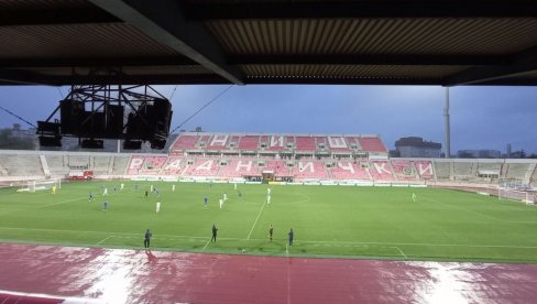 STRAŠAN FUDBAL NA ČAIRU Radnički demolirao Radnik uz crvene kartone i manje publike nego aktera na terenu STRAŠAN FUDBAL NA ČAIRU Radnički demolirao Radnik uz crvene kartone i manje publike nego aktera na terenu