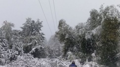 PROGLAŠENA VANREDNA SITUACIJA Jako nevreme pogodilo Arilje: Preko 1.500 građana bez struje PROGLAŠENA VANREDNA SITUACIJA Jako nevreme pogodilo Arilje: Preko 1.500 građana bez struje