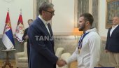 PRIJEM ZA SVETSKOG ŠAMPIONA: Osvajač zlatne medalje Komarov kod predsednika Vučića (VIDEO)