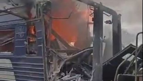 РУСИ УДАРИЛИ НА ЖЕЛЕЗНИЧКУ СТАНИЦУ, ВОЗ У ПЛАМЕНУ Зеленски: Дивљачки напад дроном, најмање 30 повређених (ВИДЕО) РУСИ УДАРИЛИ НА ЖЕЛЕЗНИЧКУ СТАНИЦУ, ВОЗ У ПЛАМЕНУ Зеленски: Дивљачки напад дроном, најмање 30 повређених (ВИДЕО)