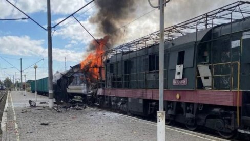 RUSI UDARILI NA ŽELEZNIČKU STANICU, VOZ U PLAMENU Zelenski: Divljački napad dronom, najmanje 30 povređenih (VIDEO) RUSI UDARILI NA ŽELEZNIČKU STANICU, VOZ U PLAMENU Zelenski: Divljački napad dronom, najmanje 30 povređenih (VIDEO)