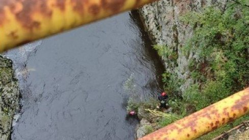 TELO SRPKINJE IZVUČENO IZ RZAVA: Automobilom sletela sa puta u kanjon (FOTO) TELO SRPKINJE IZVUČENO IZ RZAVA: Automobilom sletela sa puta u kanjon (FOTO)