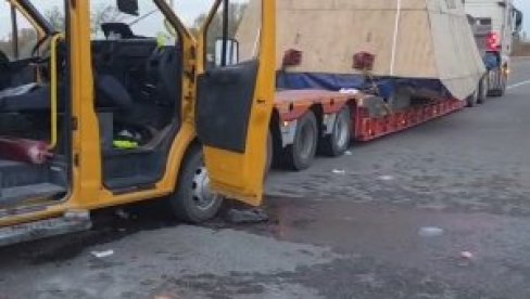 ИМА ПОВРЕЂЕНИХ: Камиони скоро згњечили минибус у ком су била деца (ВИДЕО) ИМА ПОВРЕЂЕНИХ: Камиони скоро згњечили минибус у ком су била деца (ВИДЕО)