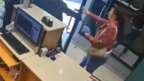 HEROJSKI ČIN: Radnica sprečila pljačku u hotelu (VIDEO) HEROJSKI ČIN: Radnica sprečila pljačku u hotelu (VIDEO)