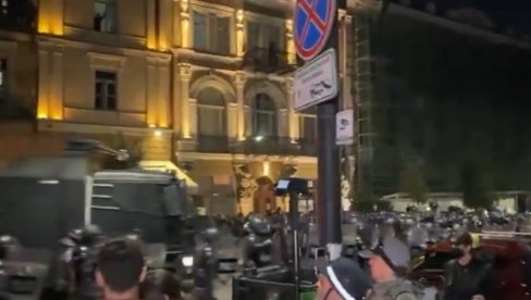 POLICIJA VODENIM TOPOVIMA TERA DEMONSTRANTE: Prvi snimci protesta u Gruziji (FOTO/VIDEO)