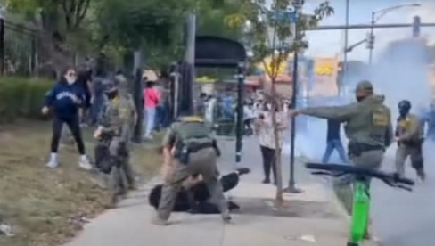 AMERIKA GORI: Krvavi sukob demonstranata i policije, upucana žena - Tramp šalje vojsku na ulice (FOTO/VIDEO) AMERIKA GORI: Krvavi sukob demonstranata i policije, upucana žena - Tramp šalje vojsku na ulice (FOTO/VIDEO)