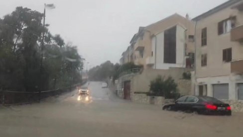 U KOMŠILUKU HAOTIČNO Izdato hitno upozorenje: Budite spremni na rizik od povreda... U KOMŠILUKU HAOTIČNO Izdato hitno upozorenje: Budite spremni na rizik od povreda...