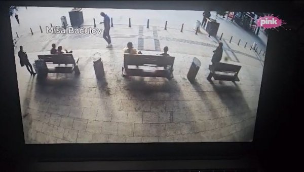 ПОГЛЕДАЈТЕ: Миша Бачулов пролази поред надстрешнице у Новом Саду пре него што је пала (ВИДЕО)