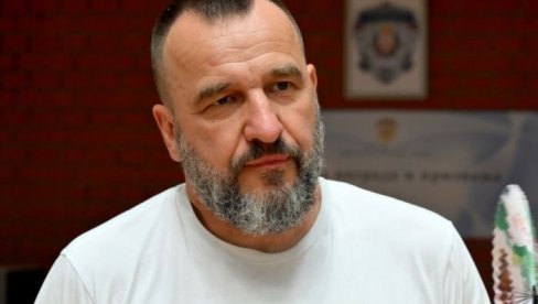 NENAD JEZDIĆ JE KUM NAŠEG POZNATOG PEVAČA: Podatak o glumcu koji mnogi nisu znali NENAD JEZDIĆ JE KUM NAŠEG POZNATOG PEVAČA: Podatak o glumcu koji mnogi nisu znali