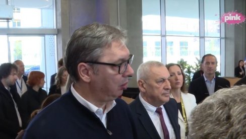 ВУЧИЋ СВЕЧАНО ОТВАРА ЛОЖИОНИЦУ: Што кријете сви у региону да је отворена пруга? И на стадион ћемо их позвати и да могу да уживају (ВИДЕО)