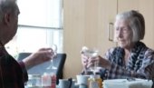 НИЈЕ ЖИВОТ ЈЕДАН ДЕДА: Удовица (101) пронашла партнера 20 година након смрти мужа
