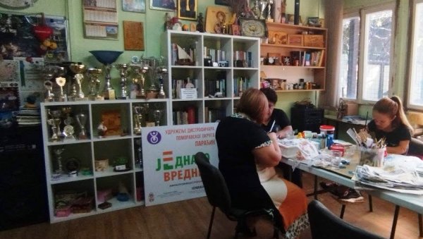 УДРУЖЕЊЕ ДИСТРОФИЧАРА ПОМОРАВСКОГ ОКРУГА: Израђивали накит од епокси смоле (ФОТО) УДРУЖЕЊЕ ДИСТРОФИЧАРА ПОМОРАВСКОГ ОКРУГА: Израђивали накит од епокси смоле (ФОТО)