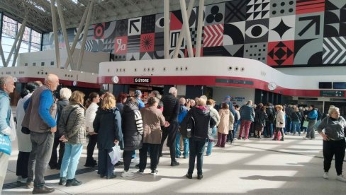 U BRZOM VOZU ZA SUBOTICU NEMA MESTA NI ZA IGLU: Građani popunili prve polaske, ali ostalo je još mesta za besplatne vožnje do nedelje