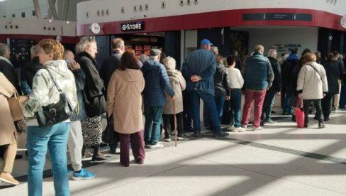 LJUDI IDU NA HAMBRUGER U SUBOTICU I VRAĆAJU SE Građani oduševljeni, čekaju  da se ukrcaju na brzi voz (VIDEO)