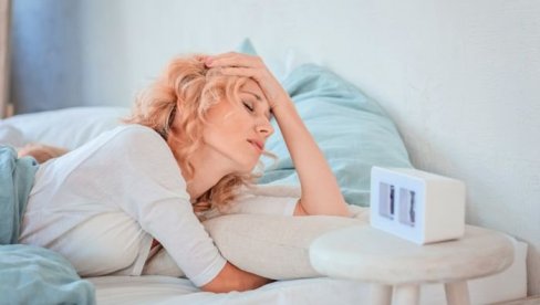 5 САВЕТА КАКО ДА ЛАКШЕ УСТАНЕТЕ КАДА ЈЕ НАПОЉУ МРАК: Нагли звук будилника може само да појача умор,а ево како да га победите 5 САВЕТА КАКО ДА ЛАКШЕ УСТАНЕТЕ КАДА ЈЕ НАПОЉУ МРАК: Нагли звук будилника може само да појача умор,а ево како да га победите