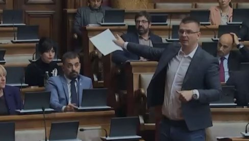АЈДЕ ПРВО ЛЕПО ВИ СЕДИТЕ НА ВАШЕ МЕСТО Ана Бранбић чак три пута послала Милоша Парандиловића у кућицу АЈДЕ ПРВО ЛЕПО ВИ СЕДИТЕ НА ВАШЕ МЕСТО Ана Бранбић чак три пута послала Милоша Парандиловића у кућицу