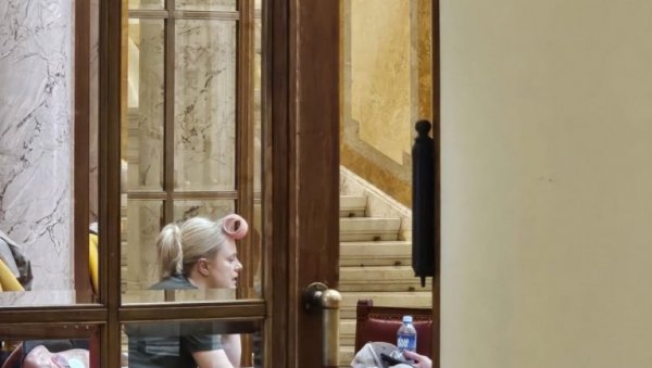 СРАМНА СЛИКА ИЗ СКУПШТИНЕ: Жаклина прави фризерај од парламента - невиђена брука
