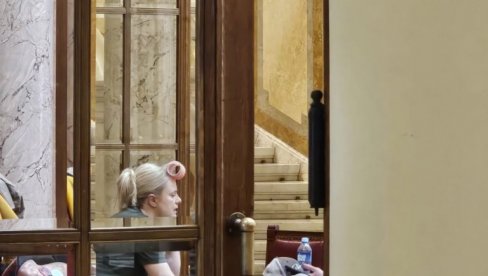 SRAMNA SLIKA IZ SKUPŠTINE: Žaklina pravi frizeraj od parlamenta - neviđena bruka SRAMNA SLIKA IZ SKUPŠTINE: Žaklina pravi frizeraj od parlamenta - neviđena bruka