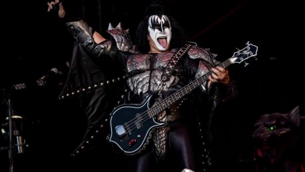 ЧЛАН ГРУПЕ KISS ХИТНО ПРЕБАЧЕН У БОЛНИЦУ НАКОН УДЕСА: Од удара изгубио свест, ево у каквом је стању