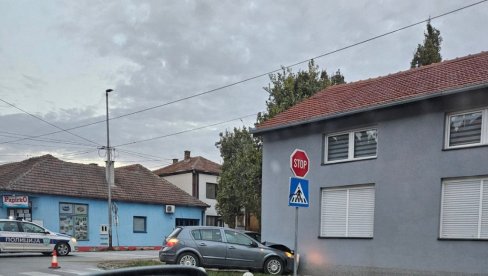 KOBNA RASKRSNICA U CENTRU KIKINDE: Saobraćajna nesreća na uglu dve prometne ulice KOBNA RASKRSNICA U CENTRU KIKINDE: Saobraćajna nesreća na uglu dve prometne ulice