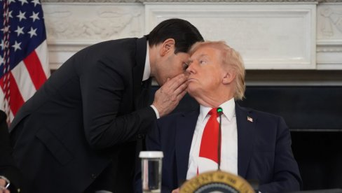 ТРЕНУТАК КАДА ЈЕ ТРАМПУ ПРИШАО РУБИО: Дао му тајну поруку, а онда је камера све снимила (ВИДЕО)