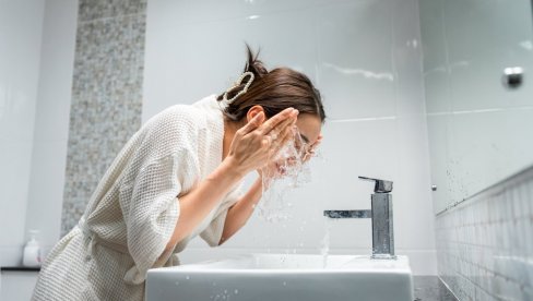 5 PRVILA VEČERNJE NEGE LICA: Put do blistave kože 5 PRVILA VEČERNJE NEGE LICA: Put do blistave kože