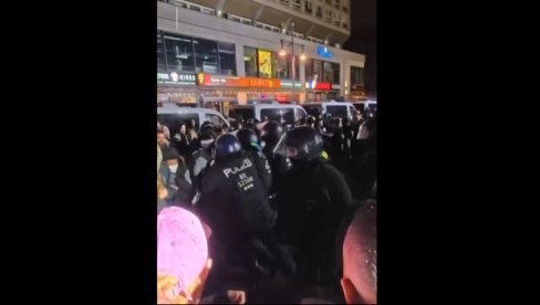 РАЈСНЕРОВА ЗАВРШИЛА С МОДРИЦАМА: Полиција ударила на блокадере у Берлину (ВИДЕО) РАЈСНЕРОВА ЗАВРШИЛА С МОДРИЦАМА: Полиција ударила на блокадере у Берлину (ВИДЕО)