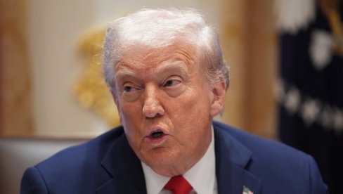 ТРАМП ДОБИО ПИТАЊЕ, А ОНДА ШОК: Ово једна од најгорих новинарки које ћете икада видети (ВИДЕО) ТРАМП ДОБИО ПИТАЊЕ, А ОНДА ШОК: Ово једна од најгорих новинарки које ћете икада видети (ВИДЕО)
