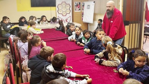 HUMANI OSNOVCI IZ PARAĆINA: U Crveni krst doneli darove za socijalno ugroženu decu