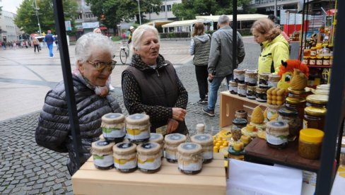 NEKTAR IZ PRIRODE: Tradicionalni jesenji „Sajam meda“ na Trgu u centru Kraljeva