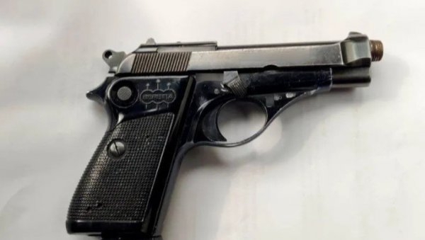 ДОЛИЈАО МУШКАРАЦ КОЈИ ЈЕ РАЗБИО ВРАТА ПРОСТОРИЈА СНС-А У БЕОГРАДУ: Полиција му пронашла пиштољ са метком у цеви ДОЛИЈАО МУШКАРАЦ КОЈИ ЈЕ РАЗБИО ВРАТА ПРОСТОРИЈА СНС-А У БЕОГРАДУ: Полиција му пронашла пиштољ са метком у цеви