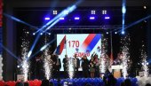 ЗАВРШЕН ВЕЛИКИ МИТИНГ СРПСКЕ ЛИСТЕ У ЗВЕЧАНУ: Хиљаду Срба у сали поносно носе спрске тробојке (ФОТО)