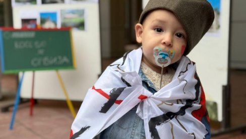 PATRIOTIZAM OD MALIH NOGU: Predivne scene u Kraljevu (FOTO/VIDEO) PATRIOTIZAM OD MALIH NOGU: Predivne scene u Kraljevu (FOTO/VIDEO)