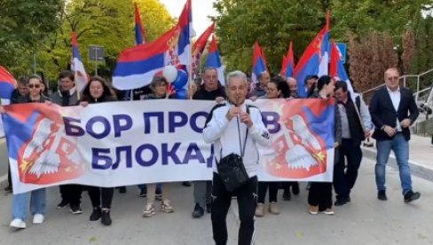 ДЕКА ЗАСВИРАО ФРУЛУ: Подршка народу на КиМ у Бору (ВИДЕО) ДЕКА ЗАСВИРАО ФРУЛУ: Подршка народу на КиМ у Бору (ВИДЕО)