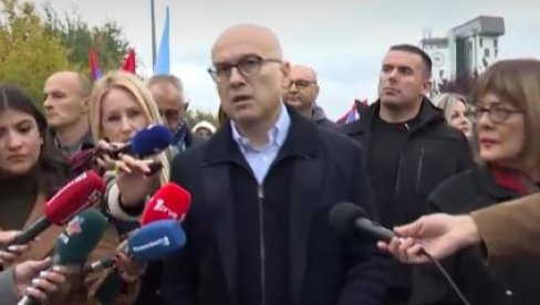 VUČEVIĆ NA SKUPU PROTIV BLOKADA: Mi smo samo protiv jedne stvari, pustite nas da živimo (VIDEO) VUČEVIĆ NA SKUPU PROTIV BLOKADA: Mi smo samo protiv jedne stvari, pustite nas da živimo (VIDEO)