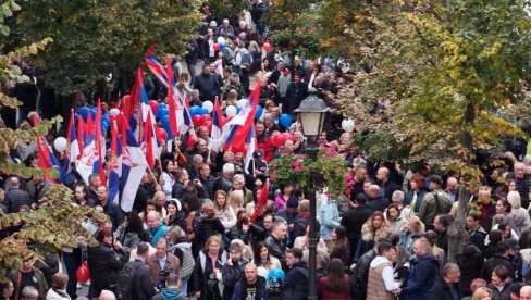 MOĆAN VIDEO IZ ZEMUNA: Podrška Srbima sa Kosova i Metohije na skupu građana protiv blokada (VIDEO)