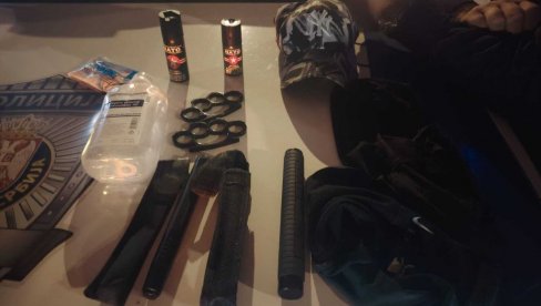 BUNKER U JAČIMOVIĆEVOM AUTOBUSU: Huligani pravili haos, policija im našla sredstva za nasilje (FOTO) BUNKER U JAČIMOVIĆEVOM AUTOBUSU: Huligani pravili haos, policija im našla sredstva za nasilje (FOTO)
