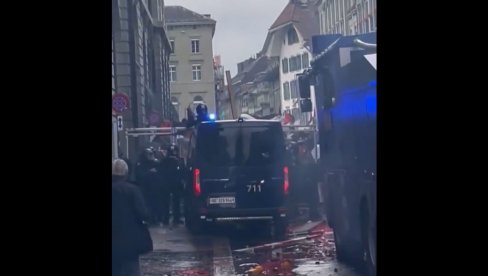 HAOS NA PROPALESTINSKIM DEMONSTRACIJA: Policija upotrebila vodene topove, suzavce.. HAOS NA PROPALESTINSKIM DEMONSTRACIJA: Policija upotrebila vodene topove, suzavce..