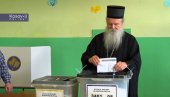 LOKALNI IZBORI NA KiM: Mitropolit raško-prizrenski Teodosije glasao u Gračanici
