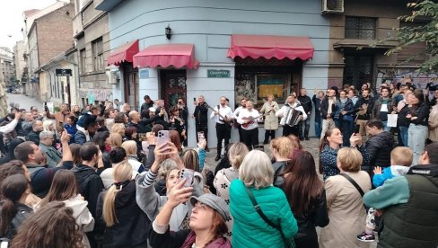 BEOGRAĐANI SE OPRAŠTAJU OD HALIDA BEŠLIČA: Narod se skupio u Skadarliji da oda počast kralju sevdaha (FOTO)