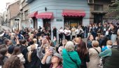 БЕОГРАЂАНИ СЕ ОПРАШТАЈУ ОД ХАЛИДА БЕШЛИЧА: Народ се скупио у Скадарлији да ода почаст краљу севдаха (ФОТО)