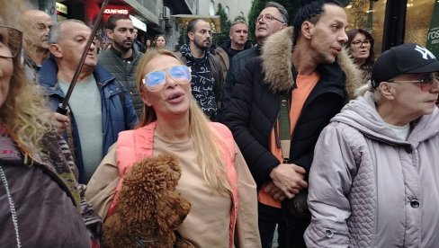 ВАНЕСА ШОКЧИЋ У СКАДАРЛИЈИ: Фолк звезда дошла да песмом ода почаст колеги Халиду Бешлићу
