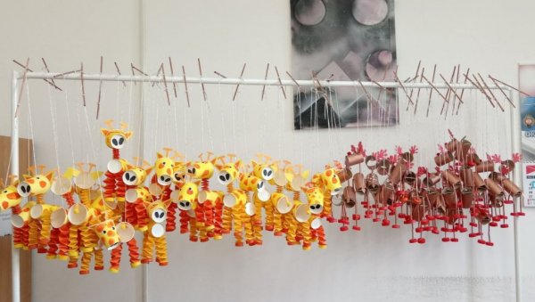 ОСУЂЕНИЦИ И ЗАПОСЛЕНИ У ОЗ ЗАЈЕЧАР ОБРАДОВАЛИ МАЛИШАНЕ: Поклонили слаткише и лутке које су сами направили