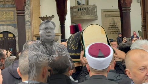 ЏЕНАЗА ХАЛИДУ БЕШЛИЋУ: Ковчег са телом певача донет у Бегову џамију (ВИДЕО)