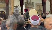 ЏЕНАЗА ХАЛИДУ БЕШЛИЋУ: Ковчег са телом певача донет у Бегову џамију (ВИДЕО)