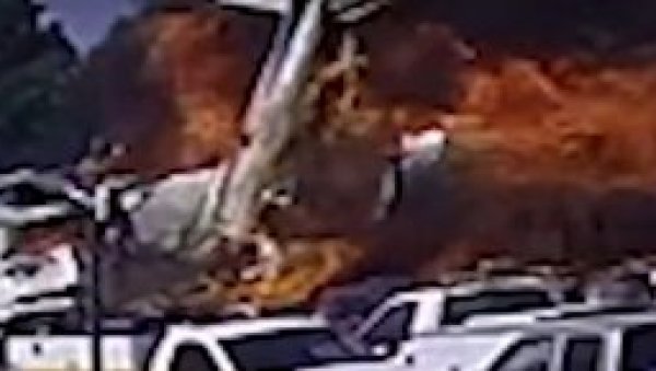 АВИОН ПАО НА ПАРКИНГ: Има погинулих (УЗНЕМИРУЈУЋИ ВИДЕО) АВИОН ПАО НА ПАРКИНГ: Има погинулих (УЗНЕМИРУЈУЋИ ВИДЕО)